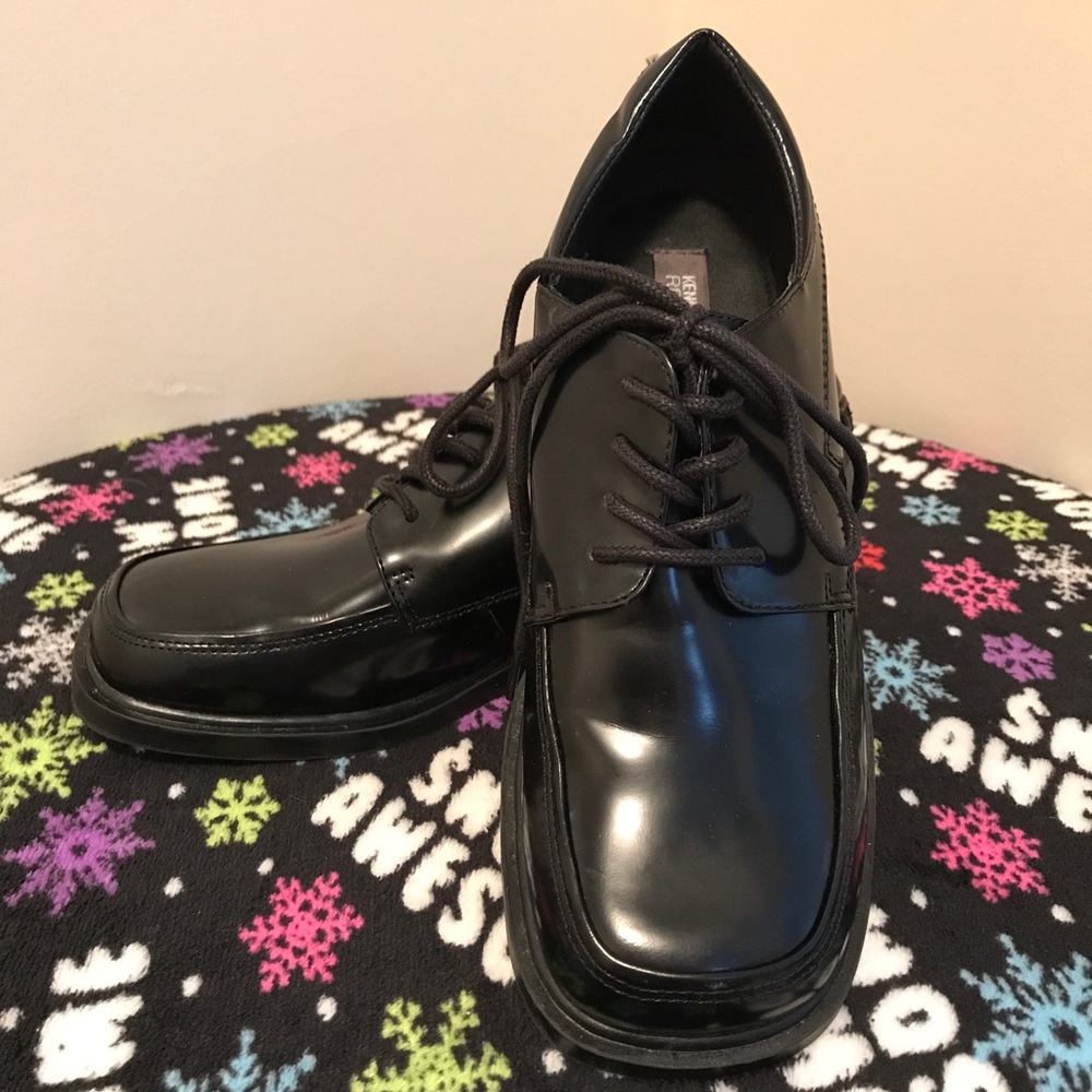 Kenneth Cole Reaction leather boys dress shoes size 6 (big boy)